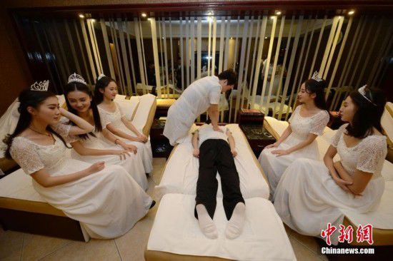 湖南十大?；w到足浴店學(xué)理療按摩(圖)