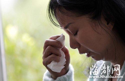 小梅的媽媽看到女兒發(fā)來的信息，就忍不住落淚