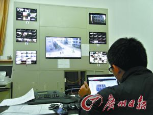 監(jiān)控室就可以看到男生宿舍樓的情況。