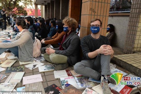 上海100名藝術(shù)家靜坐抗議中國當(dāng)代藝術(shù)(圖)