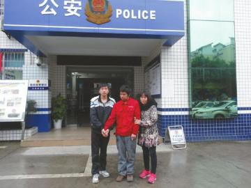 王江中和弟弟、大姑離開東南派出所前的合影。張文敏攝
