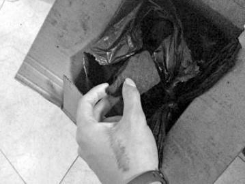 小曾發(fā)出買來的干炭和安眠藥。