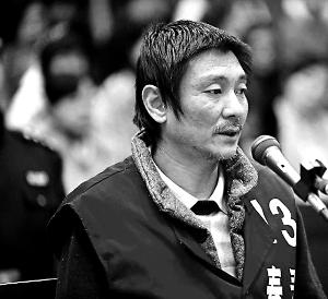 庭審時，鄭東稱自己想隨女兒一起去，請求法院判他死刑立即執(zhí)行