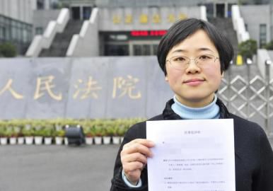 12月3日，起訴代理人出示公訴書。