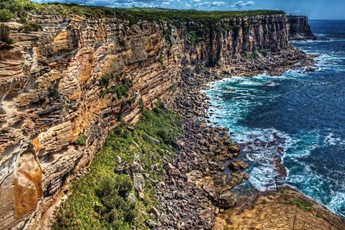 圖為英國游客看日出時摔落的懸崖。