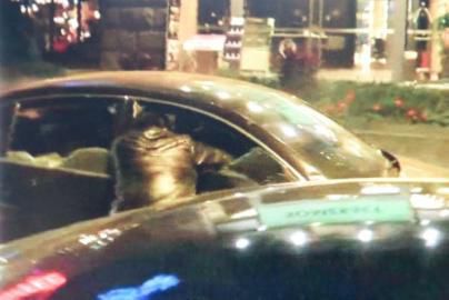 一警察試圖讓汽車停下。