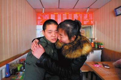 何女士找到了兒子小新后，把兒子緊緊抱在懷里。京華時(shí)報(bào)記者趙思衡攝