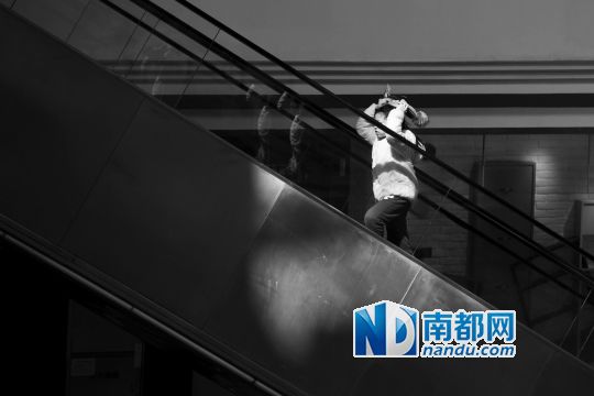 12月12日上午，正佳廣場內(nèi)，任淘淘在扶梯上奔跑玩耍。