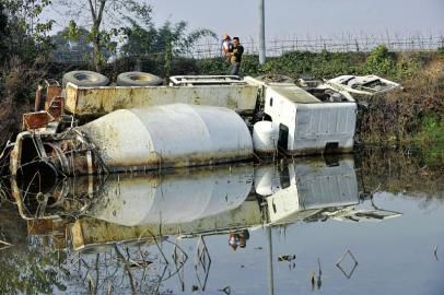 12月23日，側(cè)翻在荷塘的罐車。