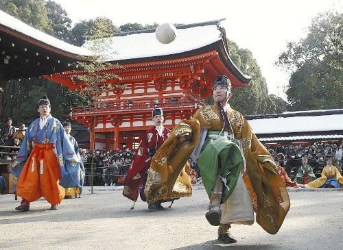 京都市左京區(qū)的下鴨神社舉行新年例行活動(dòng)“蹴鞠”。