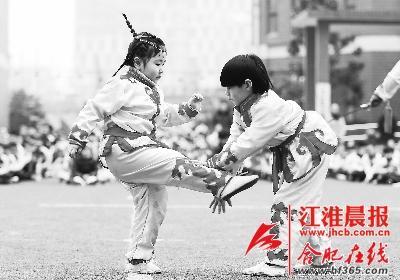 兩名小朋友在進(jìn)行武術(shù)對(duì)打表演。