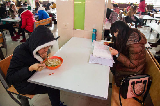 圖為在食堂內(nèi)復(fù)習(xí)的學(xué)生。