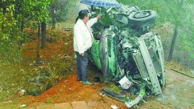 好心的路人為傷者撐傘遮雨。通訊員李鵬程 攝