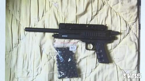 林姓男子使用的瓦斯鎮(zhèn)暴槍。圖自TVBS網(wǎng)站