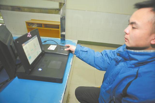 高考報(bào)名錄入指紋開始執(zhí)行,在校生由學(xué)校統(tǒng)一錄入。