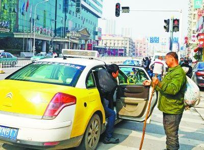 行乞者與保安聊天，竟頻頻對保安的收入表達出了不屑。