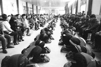 學(xué)生們在老師的指導(dǎo)下，一起給父母下跪謝恩。微博截圖