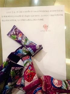 為表謝意，他特意買來20根棒棒糖送給民警。