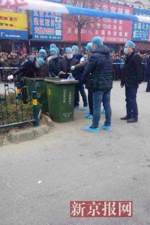 亳州路邊垃圾桶內(nèi)驚現(xiàn)碎尸。網(wǎng)友供圖