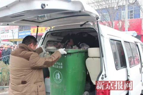 亳州路邊垃圾桶內(nèi)驚現(xiàn)碎尸。網(wǎng)友供圖