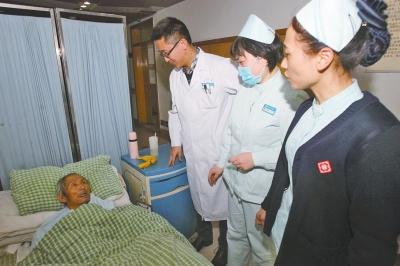 老人病治好了，可他卻一直躺在醫(yī)院的病床上。