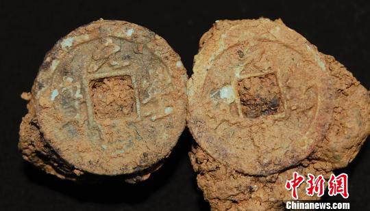 巖橋村廟山地區(qū)出土銅錢?！⊥]文管辦　攝