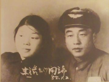 當(dāng)年的結(jié)婚照老人還保留得很好。