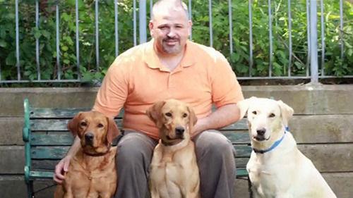 圖為吉姆和他的專業(yè)臭蟲(chóng)探測(cè)犬在一起。