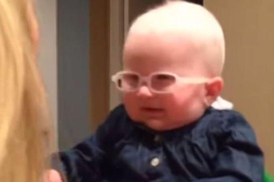 英國(guó)白化病兒童透過(guò)特制鏡片首次見(jiàn)親媽。