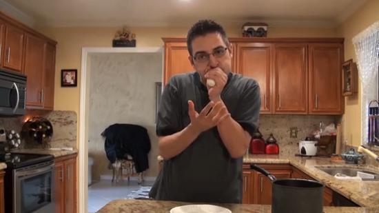 這名男子用手捏緊雞蛋，從窄口一吹，便能輕易把雞蛋吹出，而且不帶任何碎片。