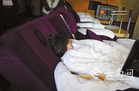 夜里，孩子就睡在沙發(fā)躺椅上。