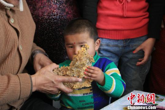 新疆青河縣一牧民上周意外撿到重7.85公斤公斤左右的一塊狗頭黃金，這塊黃金酷似中國(guó)地圖。