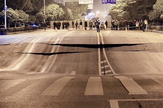 地面繼續(xù)下沉，路面斷裂