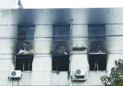 男子沖入公司高層會(huì)場潑汽油 房子瞬間爆燃致2死