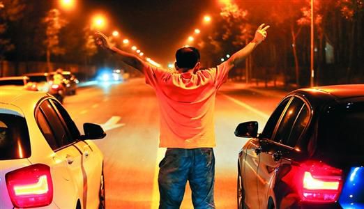 2013年8月25日凌晨，北京，在東壩大街路口進(jìn)行的一場(chǎng)飆車(chē)。