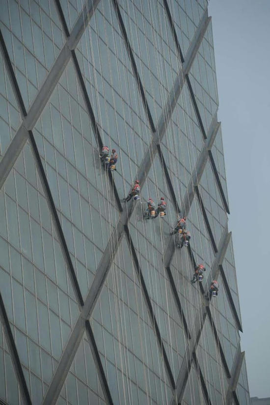 央視大褲衩花50萬清洗后遇沙塵暴 網(wǎng)友:白洗了 央視大褲衩花50萬清洗后遇沙塵暴 網(wǎng)友:白洗了