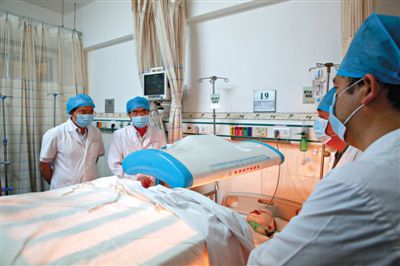 受傷醫(yī)生覃某正在進(jìn)行治療。昨日上午，醫(yī)生覃某在醫(yī)院乘電梯期間，被一名患者潑汽油并點(diǎn)燃，致重度燒傷。圖/CFP