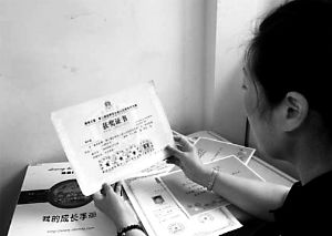 思念小寶的時(shí)候，李女士就一遍遍整理孩子留在家里的物品。