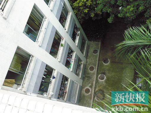 據(jù)目擊者稱,當時墜樓者躺在右排中、下兩個井蓋中間附近。