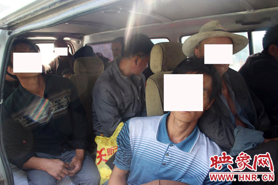 一輛8座的面包車竟然擠進(jìn)17個(gè)人。