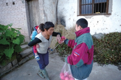 看到他遞來(lái)蘋果，村人尷尬地笑笑，婉拒了。