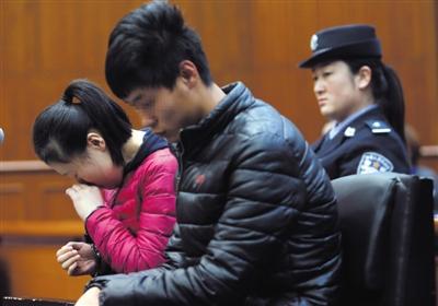 昨日，因殺死自己的親生兒子，被告人王某受審，其男友喬某則因涉嫌幫助毀滅證據(jù)罪受審。