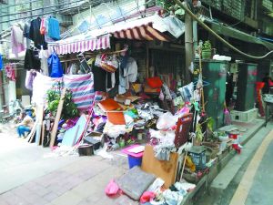 工作人員清理前，阿姨家周圍垃圾如山。