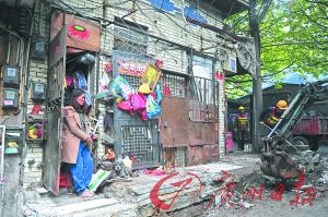 阿姨看著大家清理她堆積的垃圾。廣州日?qǐng)?bào)記者李波 攝