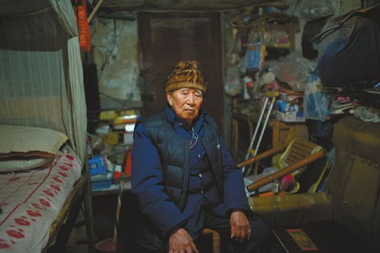 1月14日，成都五塊石車站附近，廖弟友在家接受記者采訪。