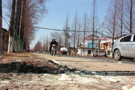 現(xiàn)場有條帶血的輪胎印記。