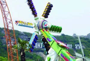 3月28日零點(diǎn)剛過(guò)幾分鐘，上海迪士尼6月16日開(kāi)園日的門(mén)票就宣告售罄，巨大的訪(fǎng)問(wèn)量一度導(dǎo)致票務(wù)系統(tǒng)出現(xiàn)間歇性故障，被網(wǎng)友調(diào)侃“激烈程度堪比春運(yùn)”。網(wǎng)上甚至有“黃?！睂⒁粡堥_(kāi)園門(mén)票炒到幾千元。