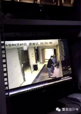 一女子在酒店被陌生男子拖拽。    視頻截圖
