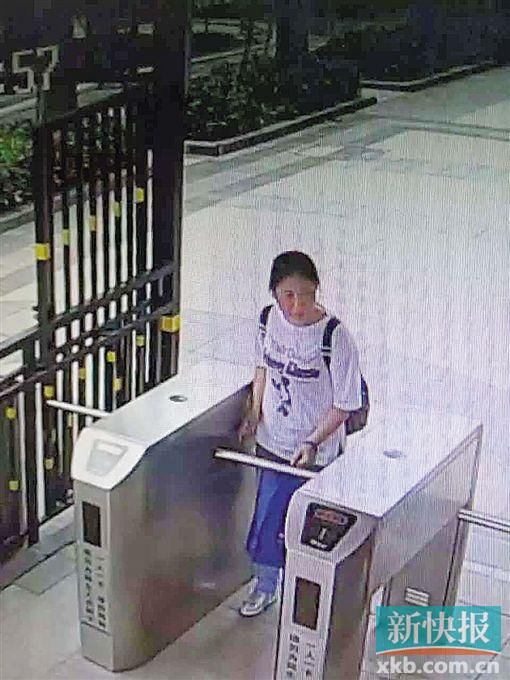 小區(qū)監(jiān)控拍到,保姆“李晴”于14日下午1時55分背著官女士的背包離開。均為當(dāng)事人供圖