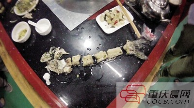 拼出魚骨，推斷魚沒有3斤8兩。 本報記者 平索茜 攝